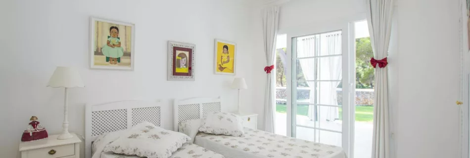 Chambre spacieuse avec salle de bains attenante, villa à Minorque