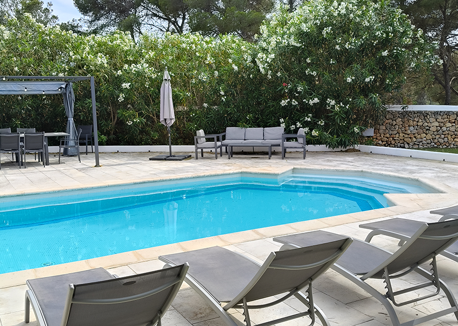 Piscine privée et transats de la villa à Son Parc, Minorque