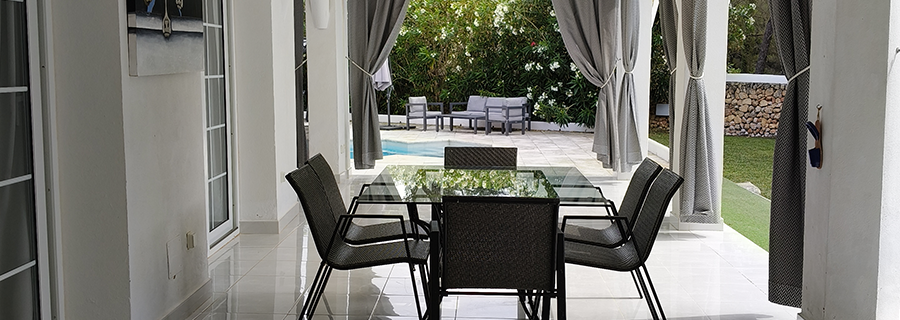 Table à manger sur la terrasse couverte, villa à Minorque