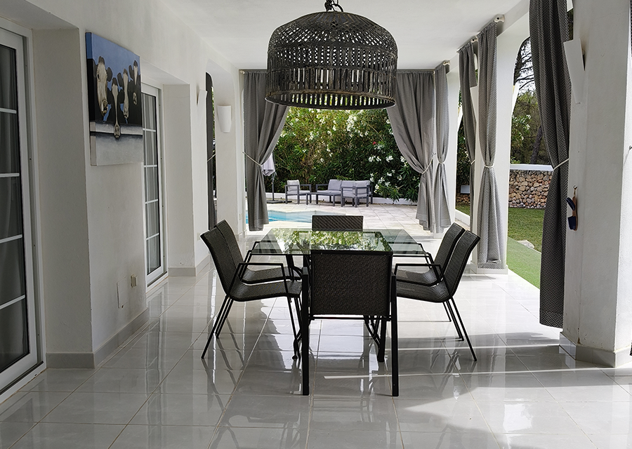 Table à manger sur la terrasse couverte, villa à Minorque