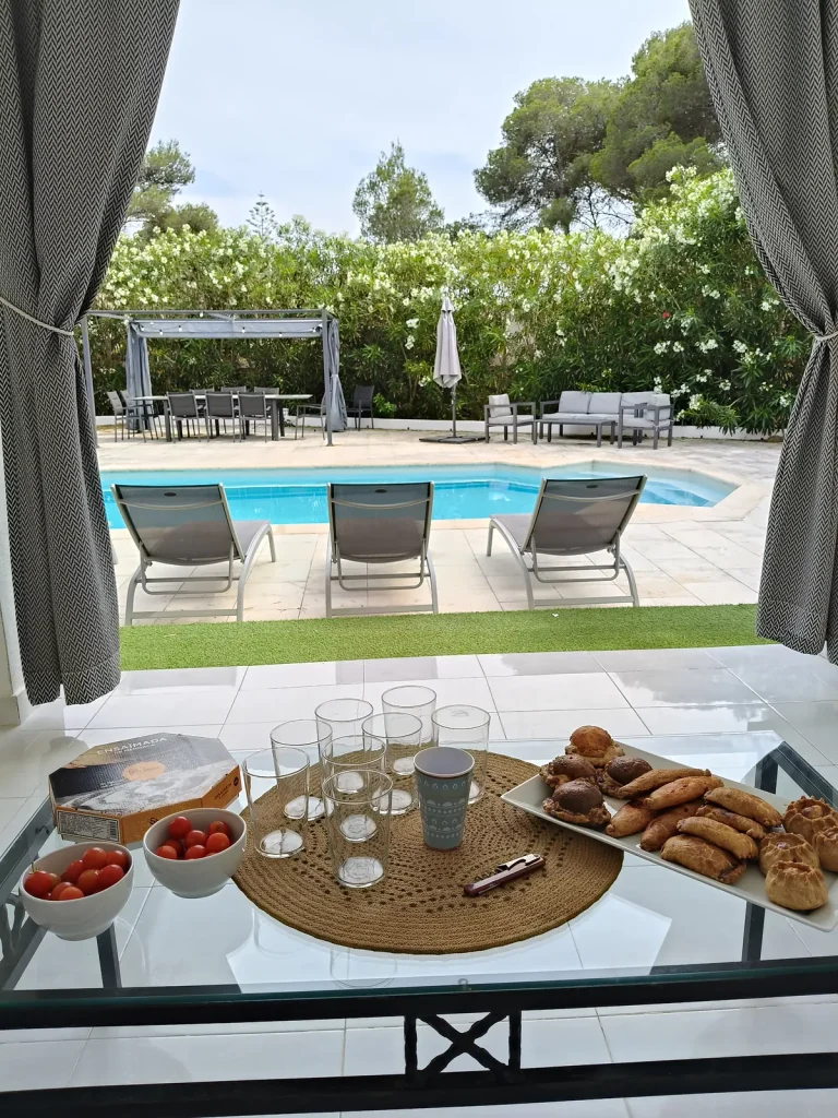 Apéritif de bienvenue face à la piscine