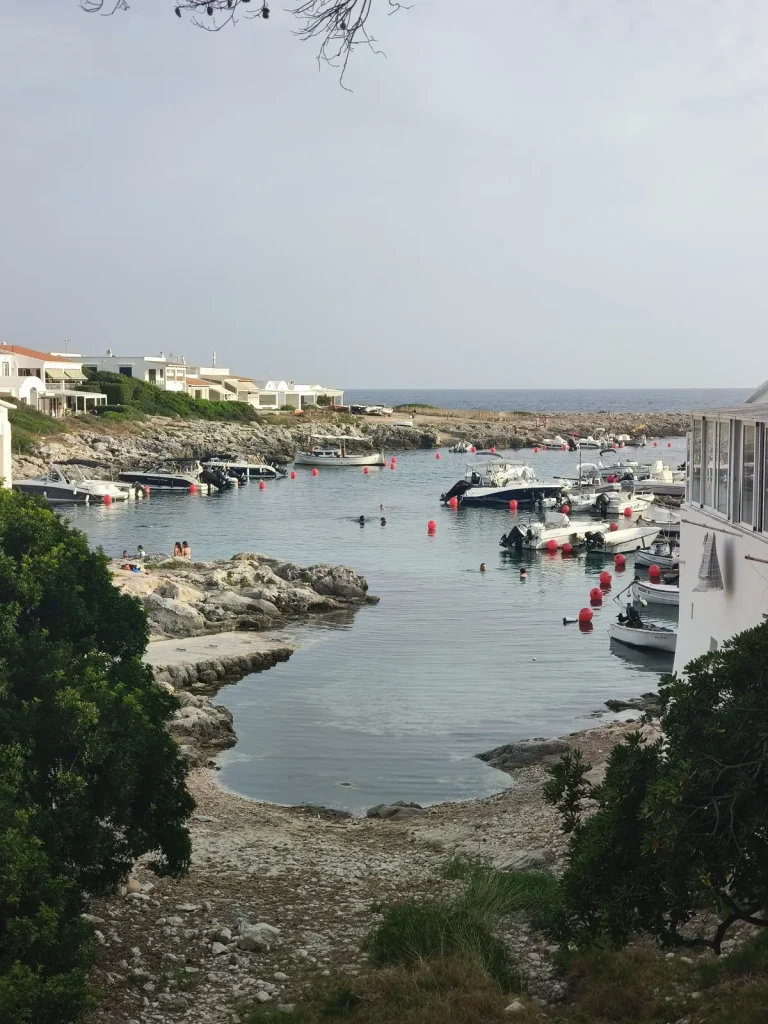 La crique de Binibèquer, près de Sa Cova del Sol