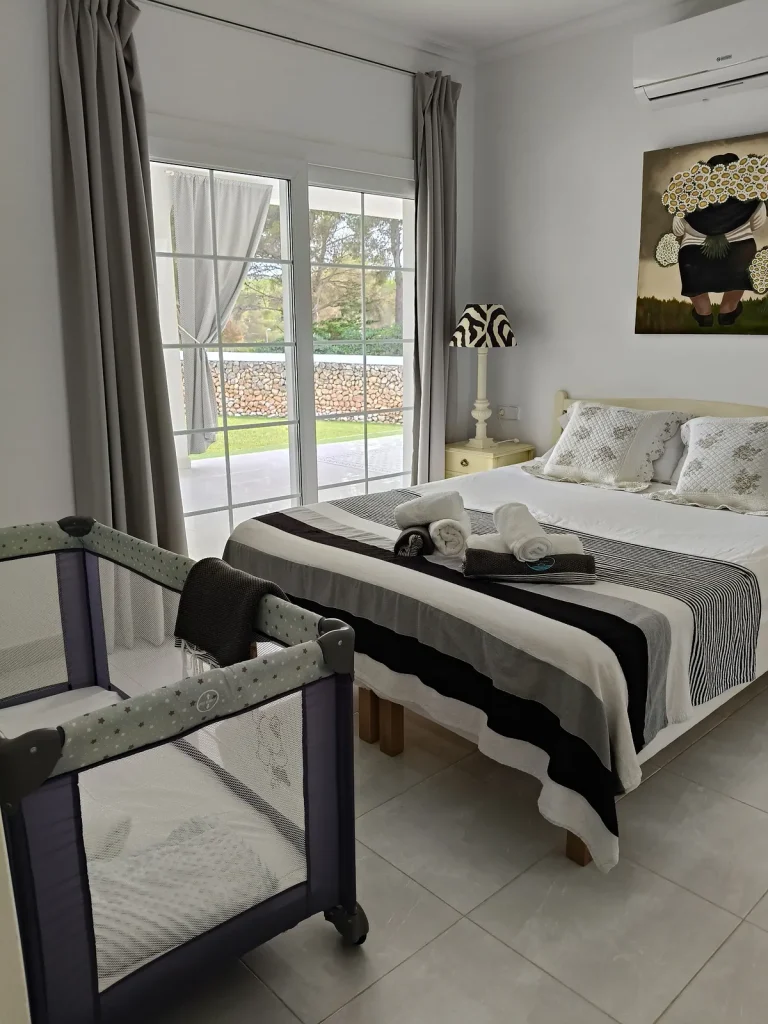 Chambre double avec lit parapluie