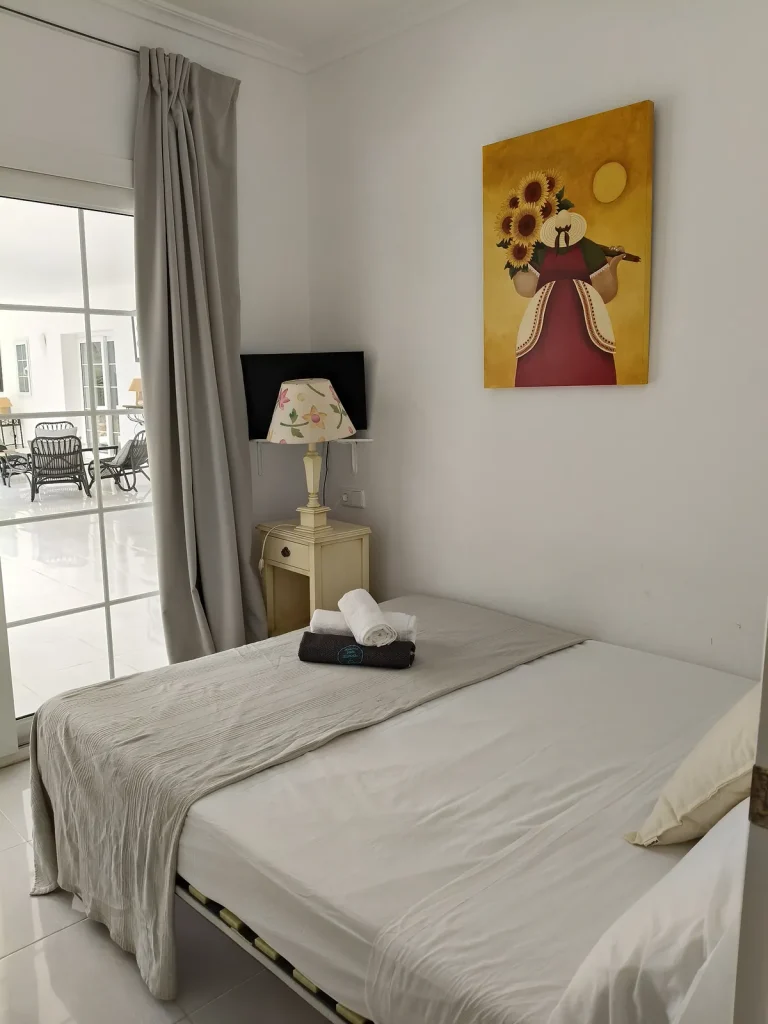 Chambre avec lit simple