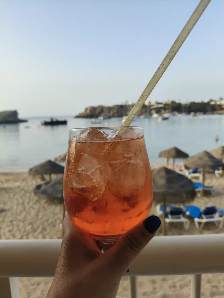 L’apéritif face à la plage d’Arenal d’en Castell
