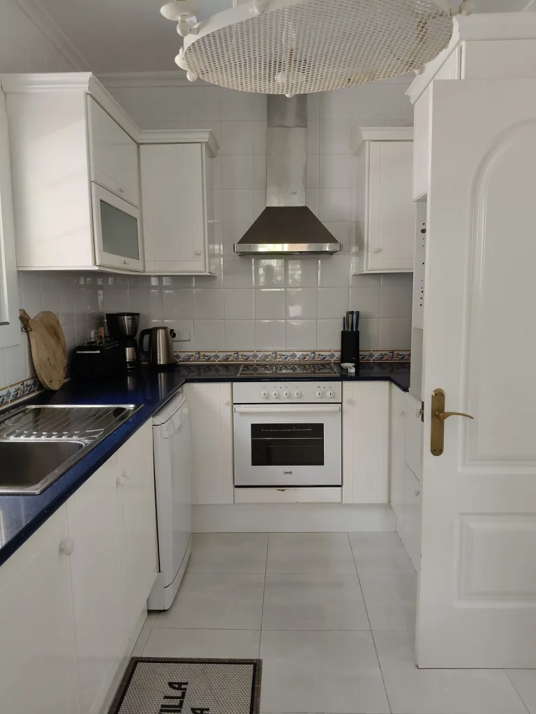 Cuisine avec four et plaques
