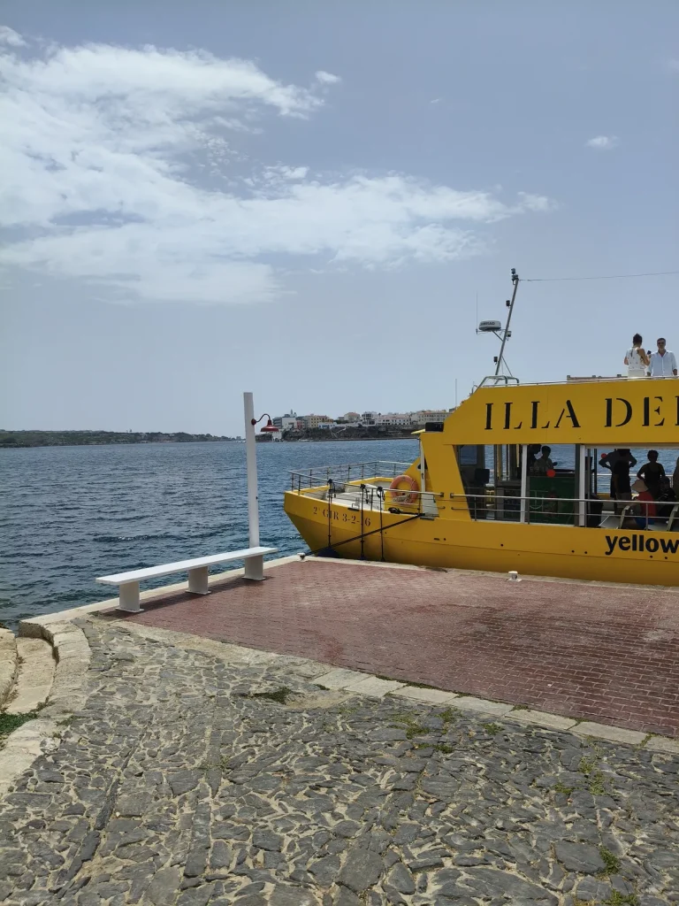 Le bateau jaune qui relie Mahón à l’Isla del Rey