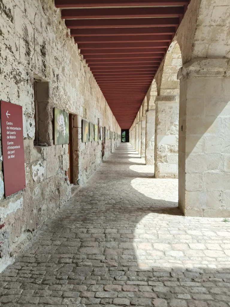 La longue galerie couverte de l’hôpital