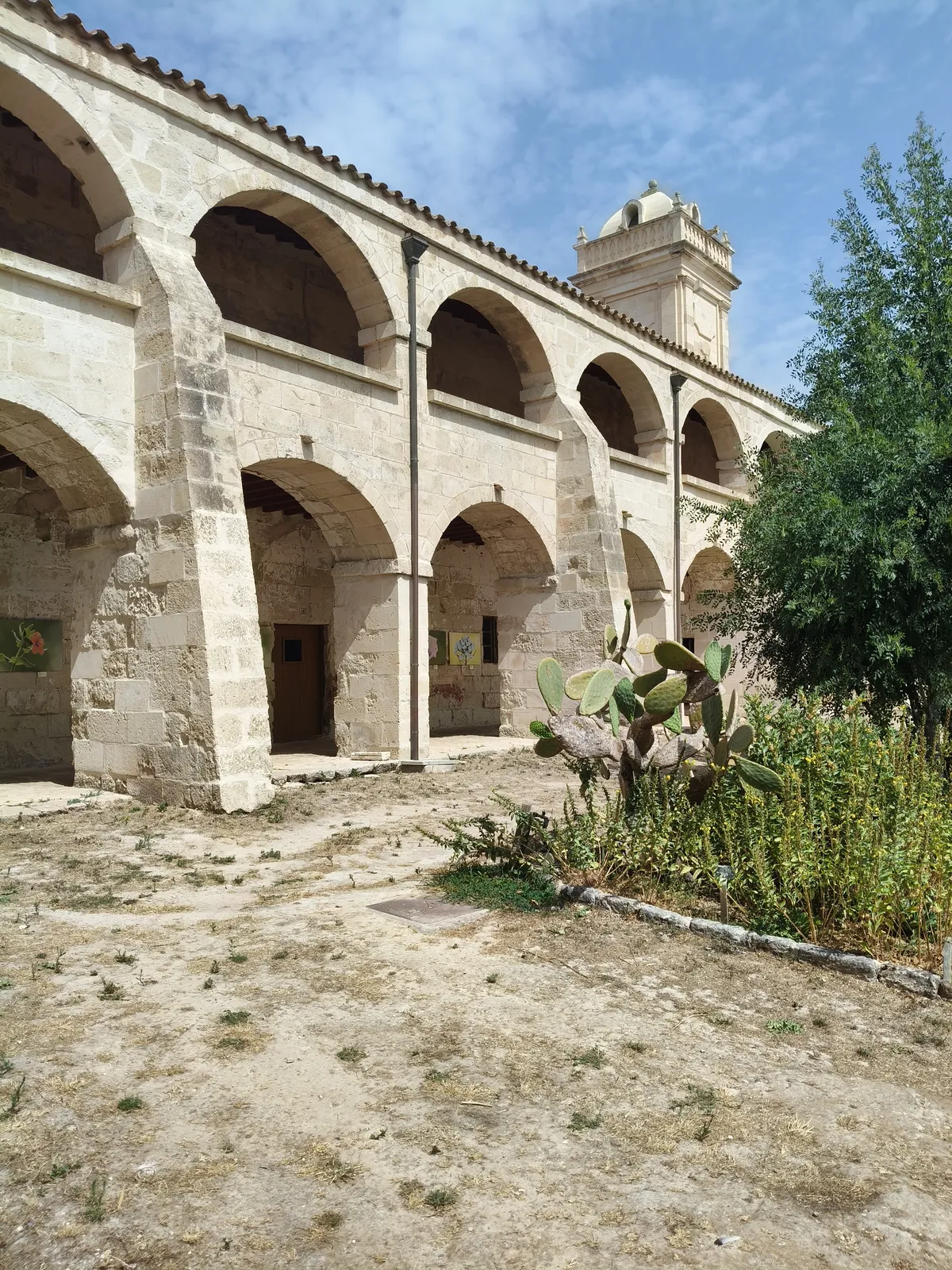 Les arcades de l’ancien hôpital militaire de l’Isla del Rey
