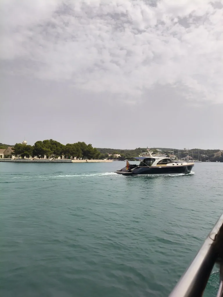 La traversée en bateau vers l’Isla del Rey, dans le port de Mahón