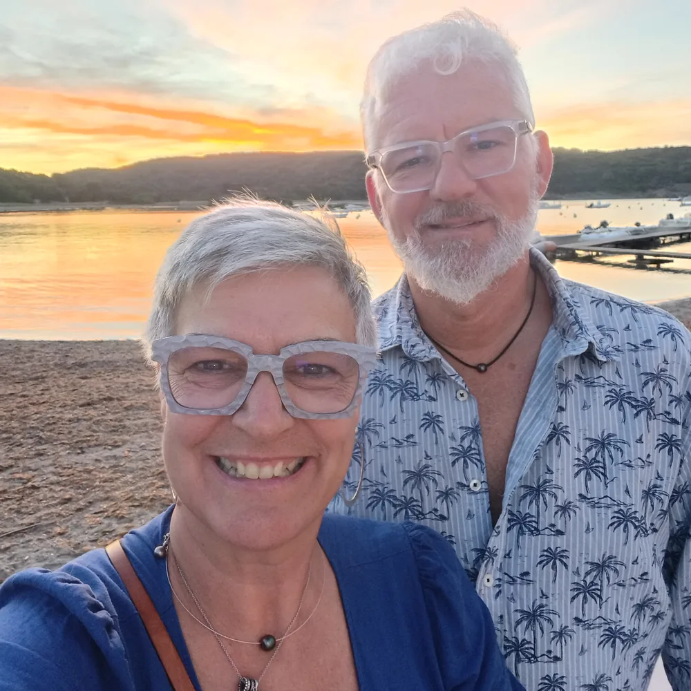 Karine et Fabien, vos hôtes, au coucher du soleil à Es Grau