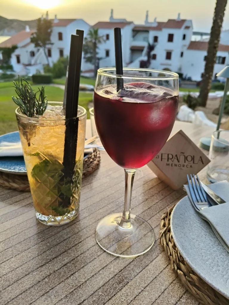 Cocktails au coucher du soleil à La Frañola
