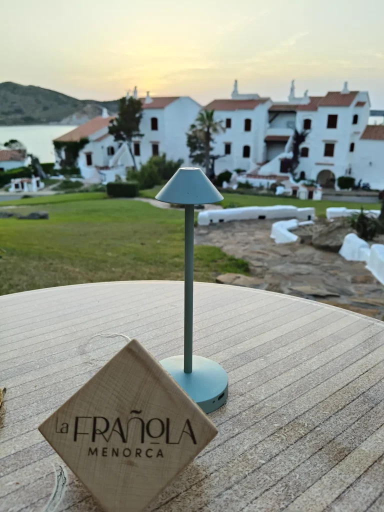 La terrasse de La Frañola face à la baie de Fornells