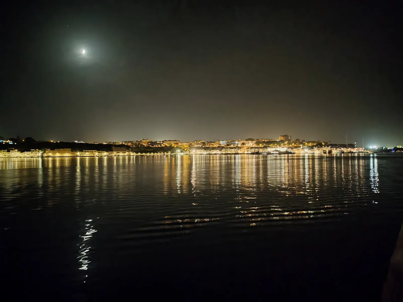 Mahón la nuit, vue depuis l’Isla del Rey