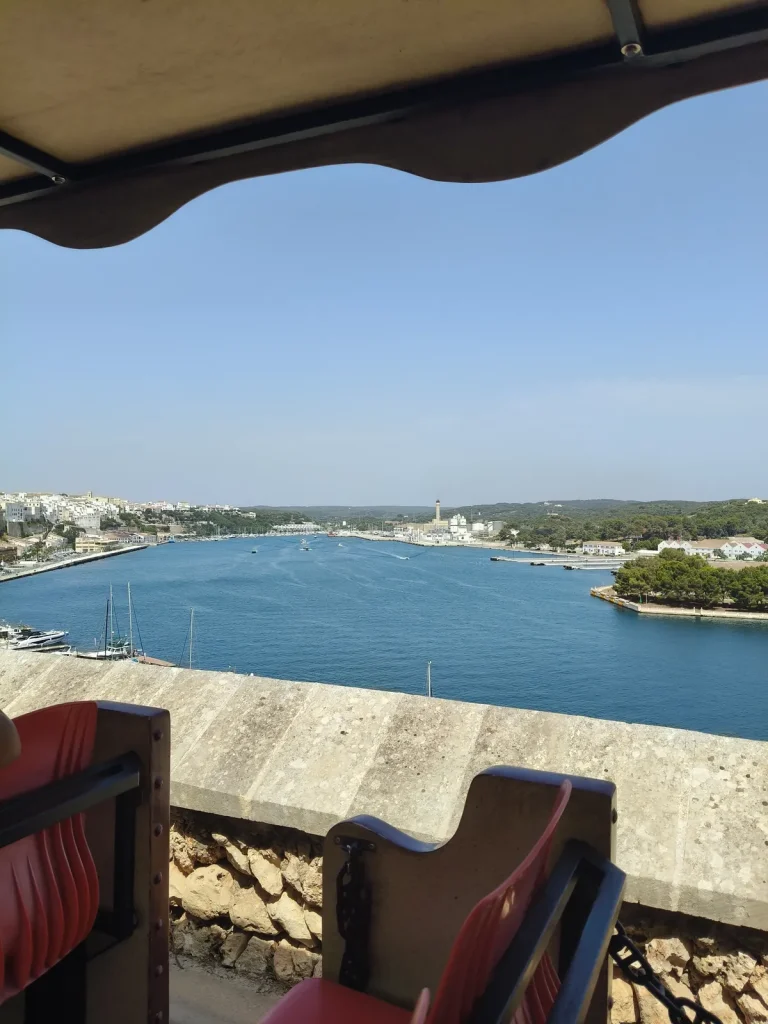 Le port de Mahón vu depuis le petit train