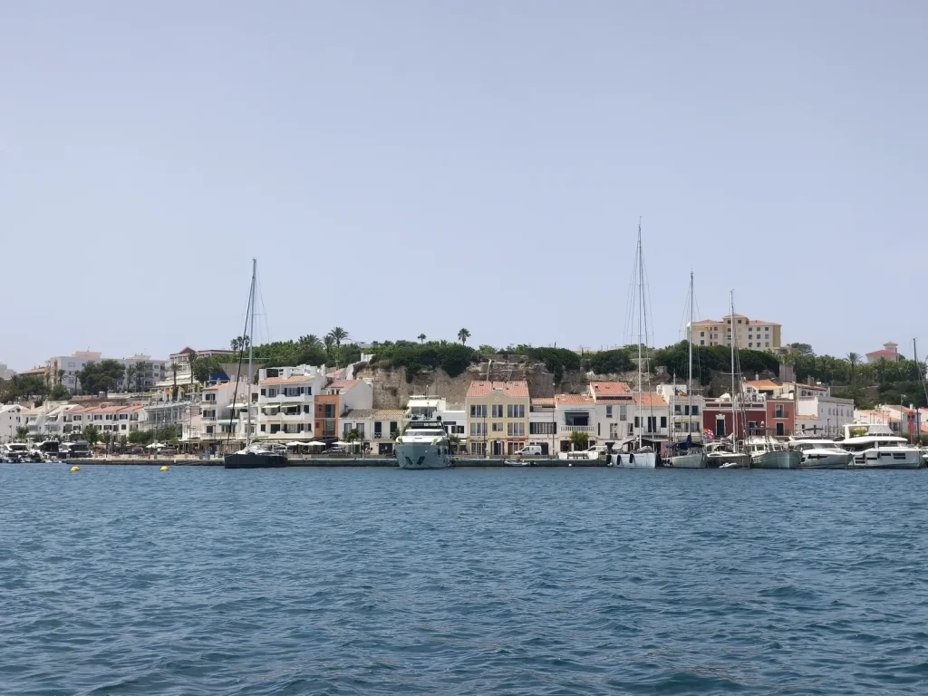 Les quais de Mahón vus depuis l’eau