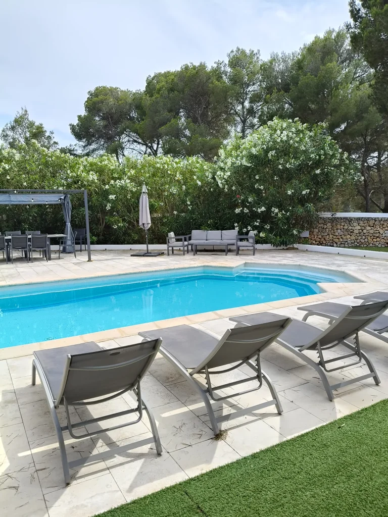 Bains de soleil au bord de la piscine