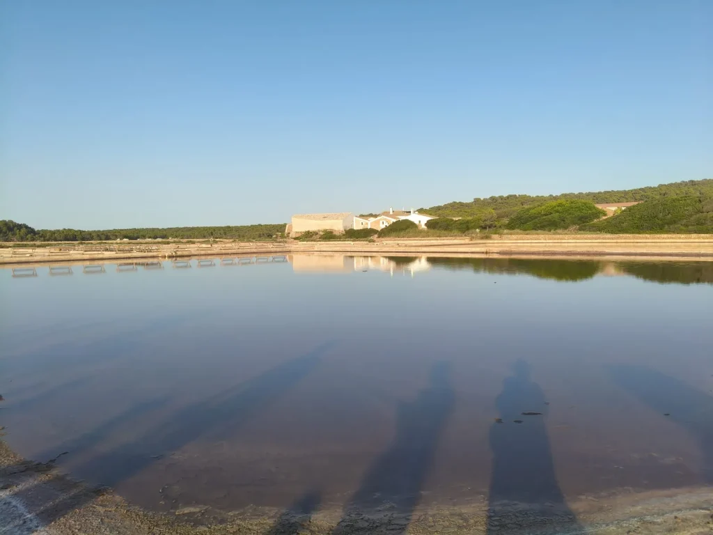 Reflets sur les bassins des salines au soleil couchant