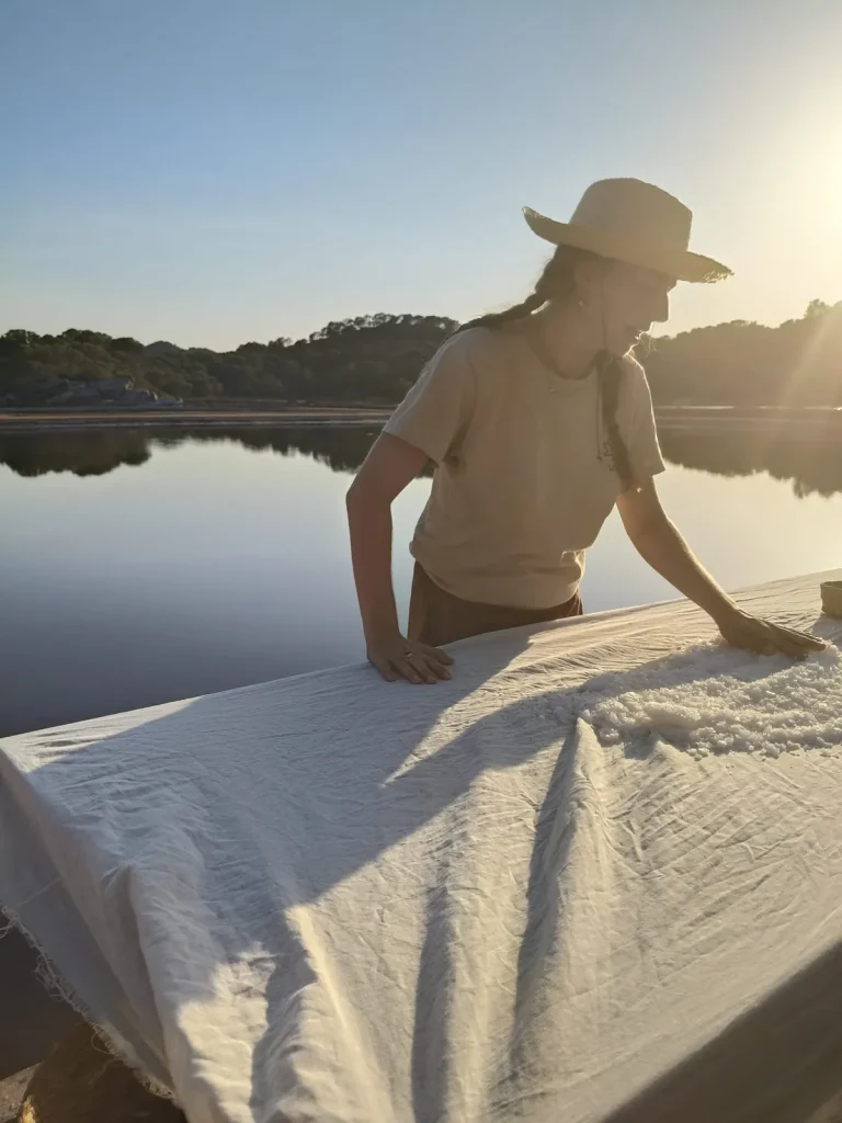Un saunier récolte la fleur de sel