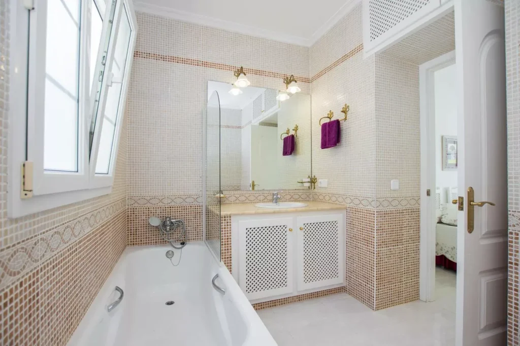 Salle de bains avec baignoire
