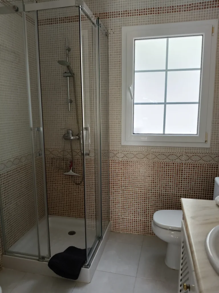 Salle de bains avec douche