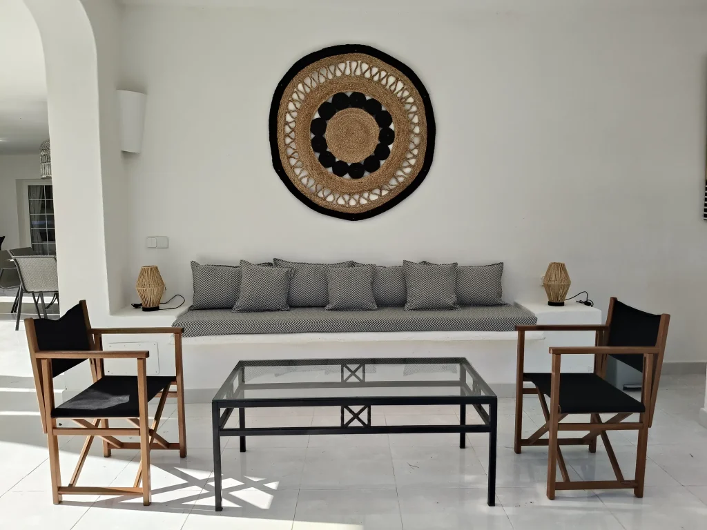 Salon d'extérieur sous la terrasse