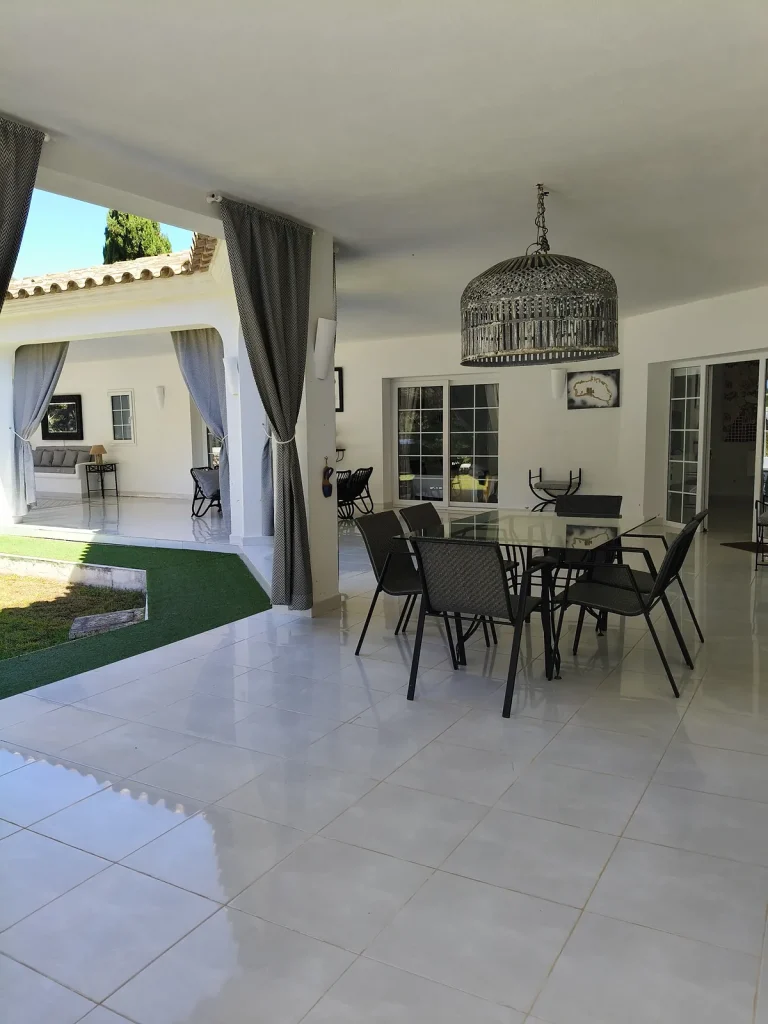 Table pour neuf sous la terrasse couverte