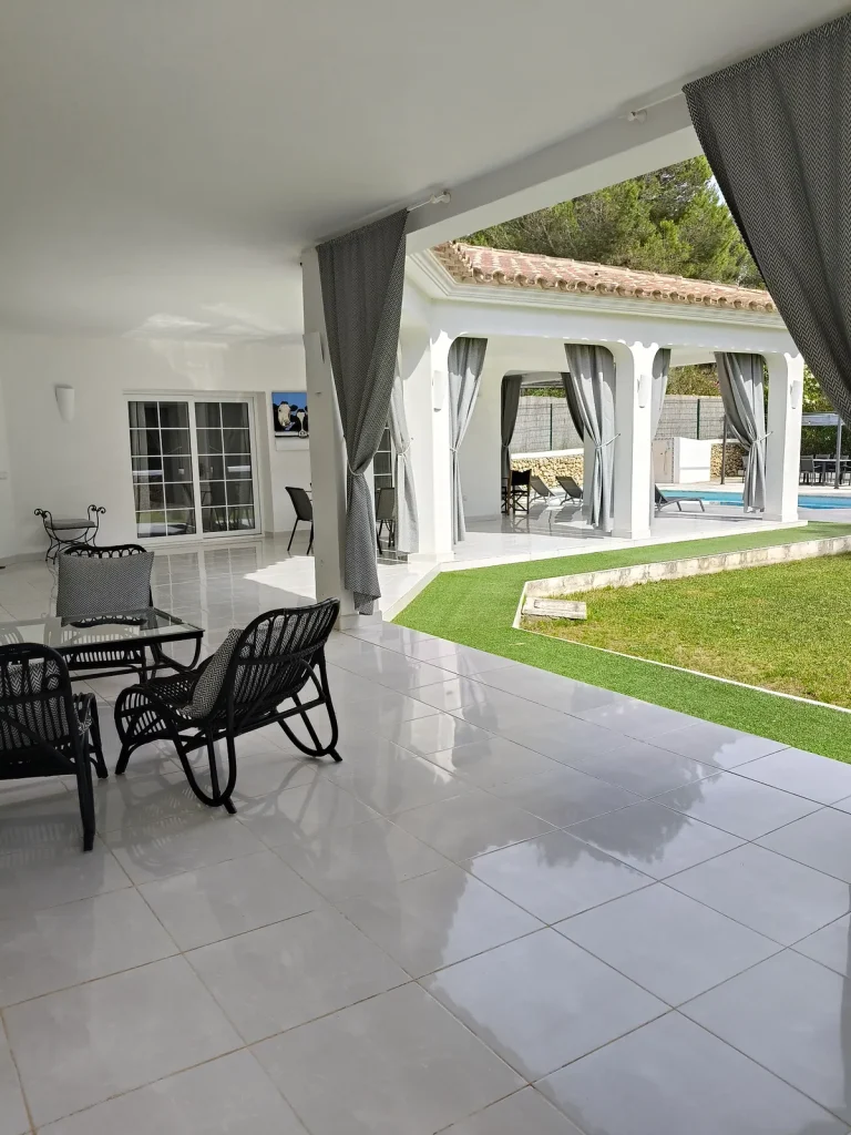 Terrasse couverte et salon d'extérieur face au jardin